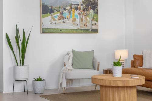 Zona de estar de Luxe on the Beach Coastal Elegance with Rooftop