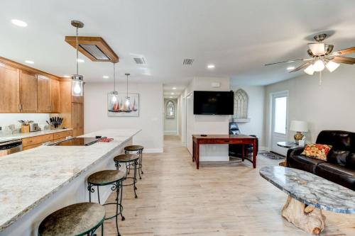 Η κουζίνα ή μικρή κουζίνα στο Cape Key Updated Beach Bungalow