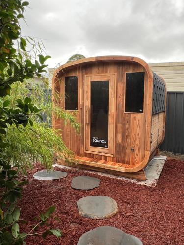 Ein Garten an der Unterkunft Modern Studio with Outdoor Bath and Cabin Sauna