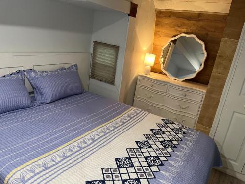 a bedroom with a bed and a dresser and a television at RV Conveniente y Céntrico in Lehigh Acres