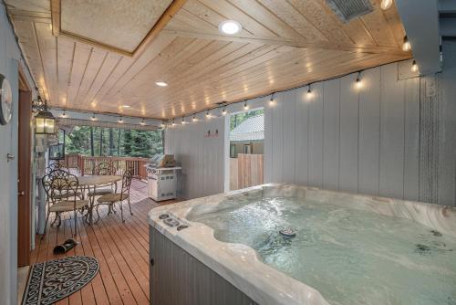 a jacuzzi tub in a house with a deck at Alpine Getaway home in Leavenworth