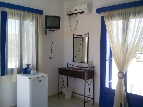 a bathroom with a sink and a mirror on the wall at Vigles in Adamantas