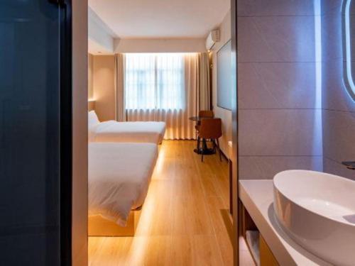 - Baño con 2 camas y lavamanos en H Life Hotel, en Shenzhen