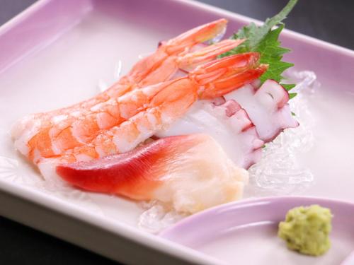 a plate of sushi with shrimp and vegetables on it at サンバレーひぐち in Muikamachi