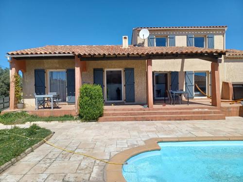 Photo de la galerie de l'établissement Villa T5 avec piscine, à Fos-sur-Mer