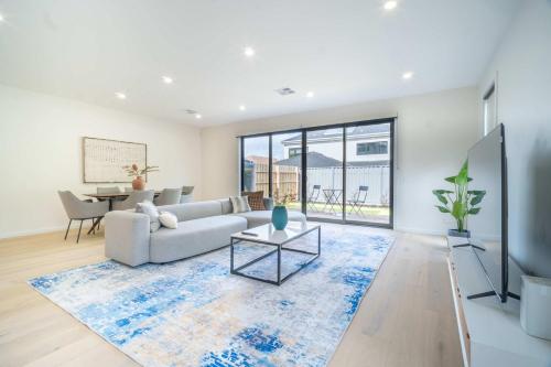 Χώρος καθιστικού στο 4BR Brand new Townhouse in Ashburton Shopping Golf
