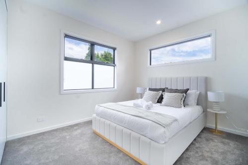 Ένα ή περισσότερα κρεβάτια σε δωμάτιο στο 4BR Brand new Townhouse in Ashburton Shopping Golf