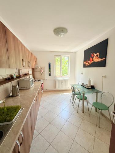 een keuken met een tafel en een eetkamer bij Stone Gate Apartment #2 in Boekarest
