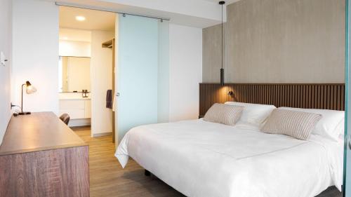 Ένα ή περισσότερα κρεβάτια σε δωμάτιο στο Zen Urbano View of the Irazu Volcano con Jacuzzi and AC