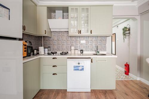 Η κουζίνα ή μικρή κουζίνα στο Kadıköy ün Kalbinde Tarihi Rahat Sessiz Daire