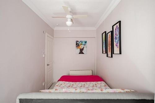 Ένα ή περισσότερα κρεβάτια σε δωμάτιο στο Kadıköy ün Kalbinde Tarihi Rahat Sessiz Daire