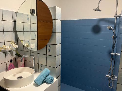 a bathroom with a sink and a mirror at Montrose Place Huahine in HUH