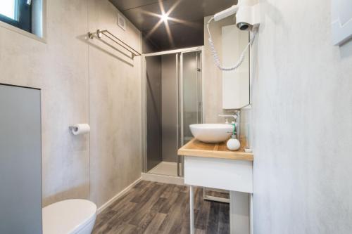 un baño con lavabo y ducha en Villa Vita, a Lush Romantic Retreat in a private Forest, en Vinež