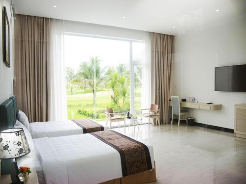 En eller flere senge i et værelse på Diamond Bay Golf and Villas