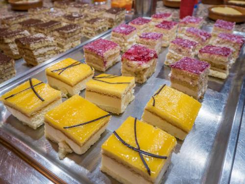 een vitrine met veel verschillende soorten taarten bij Hotel Golden Sand in Lloret de Mar