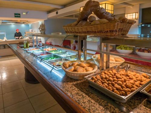 een buffet met veel verschillende soorten eten bij Hotel Golden Sand in Lloret de Mar