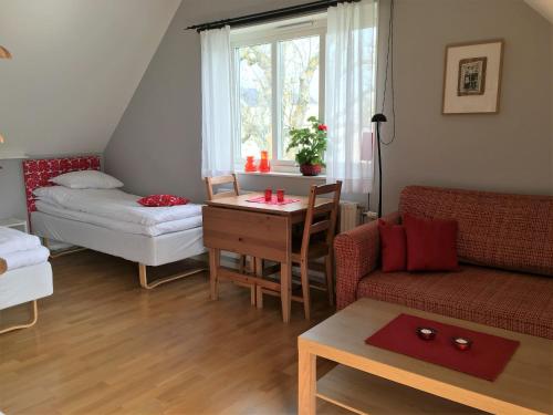 a living room with a couch and a table at Ljungs Fem Rum in Västergarn