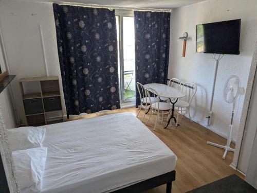 une chambre avec un lit, une table et une fenêtre dans l'établissement CAP1 Studio avec Parking Centre-Port, au Cap d'Agde