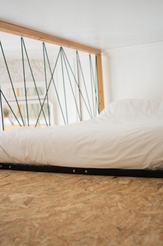 - un lit dans une chambre à côté d'une fenêtre dans l'établissement Studio Vichy patrimoine mondial Villa Marie Celine, à Vichy