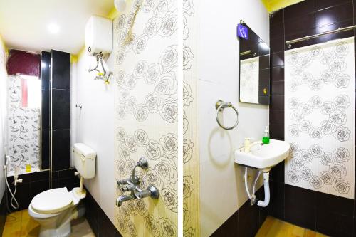 a bathroom with a toilet and a sink at Hotel O The Red Rose Near Kalikapur in Jādabpur