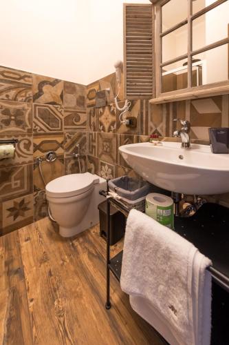 a bathroom with a sink and a toilet at Parco dei Templi in Agrigento