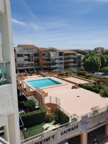 une vue aérienne d'un complexe d'appartements avec piscine dans l'établissement CAP1 Studio avec Parking Centre-Port, au Cap d'Agde