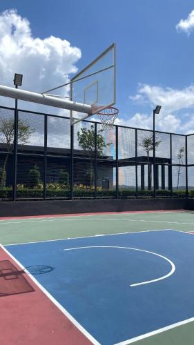 a basketball hoop on a tennis court at Iskandar Sunway Grid X Park Walking distance to Bigbox Legoland in Nusajaya