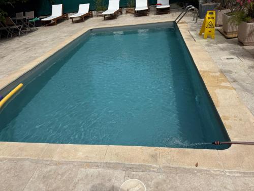 - une piscine d'eau bleue et des chaises dans l'établissement Studio 108 Parking Gratuit, à Aix-en-Provence