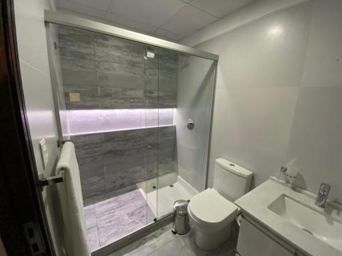 un bagno con doccia, WC e lavandino di Modern Stylish - Exclusive area of Cochabamba a Cochabamba
