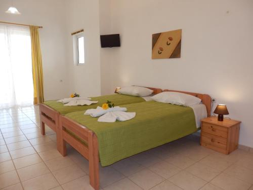 Ein Bett oder Betten in einem Zimmer der Unterkunft Maro Suites