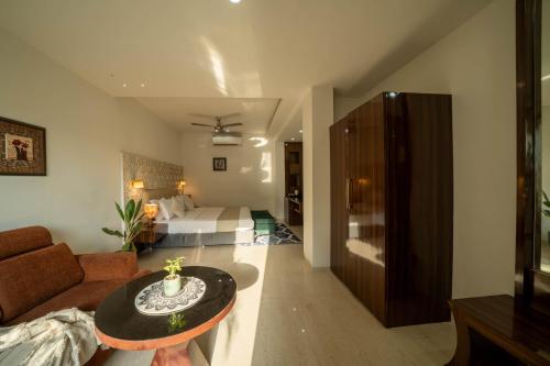 Premium hotel Goa Continental By PerfectStayzにあるベッド
