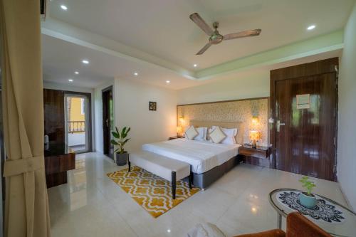 Premium hotel Goa Continental By PerfectStayzにあるベッド