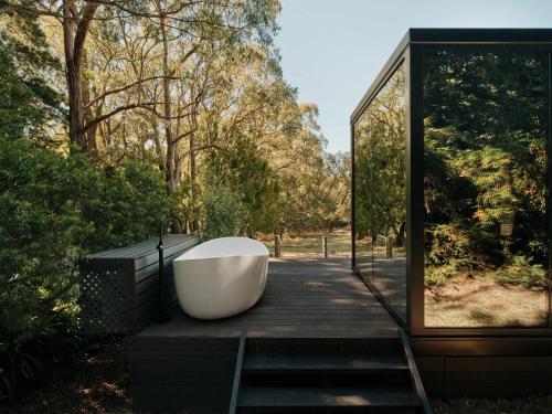 Un jardín fuera de Mirror Home Yarra Valley