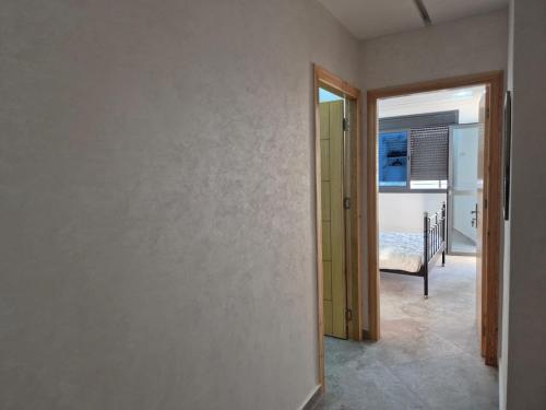 Saïdia Residence A - à 7 min de la plageにあるベッド