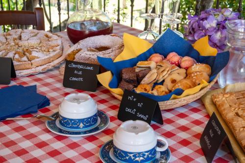 a table topped with baskets of different types of bread at Agriturismo Piperedda in Irgoli