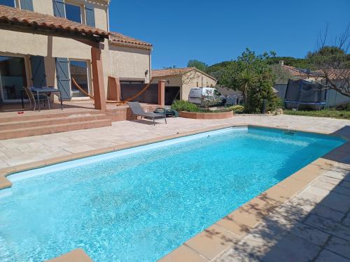 Photo de la galerie de l'établissement Villa T5 avec piscine, à Fos-sur-Mer