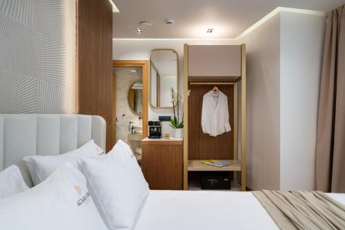 Postel nebo postele na pokoji v ubytování Aeolian Spirit Suites