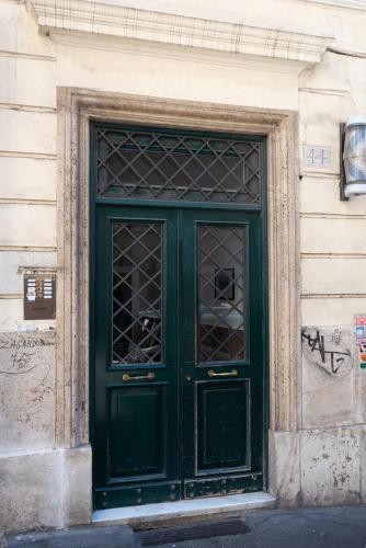 a green door on the side of a building at Maison Rasella Palace Suites in Rome