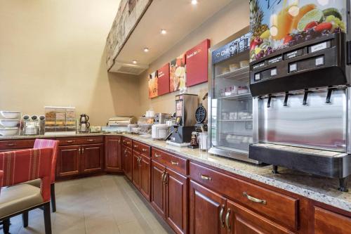 een keuken met een aanrecht en een aanrecht bij Comfort Suites at Par 4 Resort in Waupaca