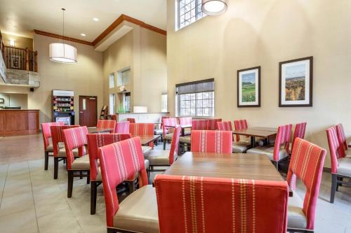 een restaurant met tafels en stoelen in een kamer bij Comfort Suites at Par 4 Resort in Waupaca