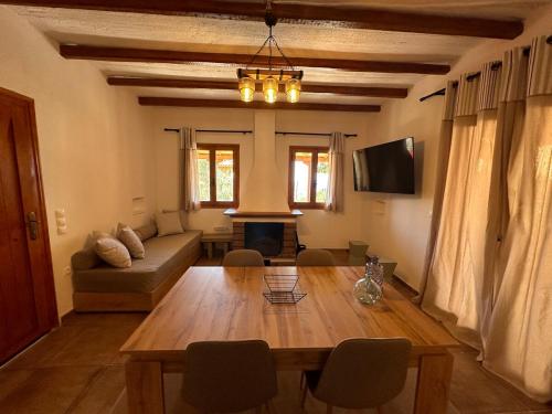 Gallery image of Maris Guesthouse in Mavrovoúnion
