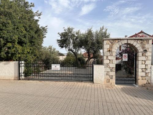 Gallery image of Maris Guesthouse in Mavrovoúnion