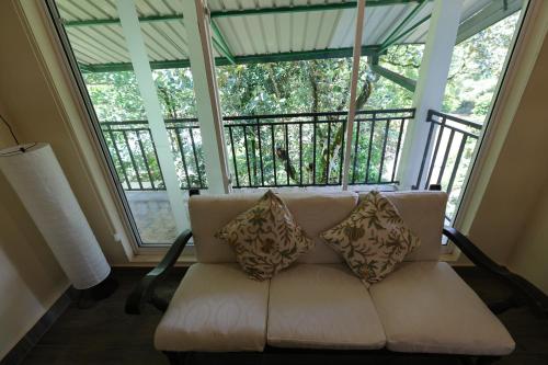 Ruang duduk di Sinharaja River Lodge
