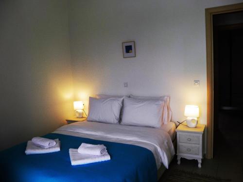 Una cama o camas en una habitación de Santorini Traditional Suites