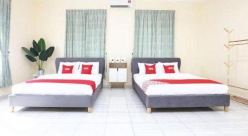 Кровать или кровати в номере OYO 89607 Aloha Chalet