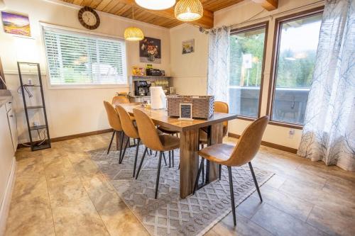 Η κουζίνα ή μικρή κουζίνα στο Mt Rainier!Best place to stay with family and friends! Sleeps10!4B 2B Home! Hottub!PondView!Paradise!