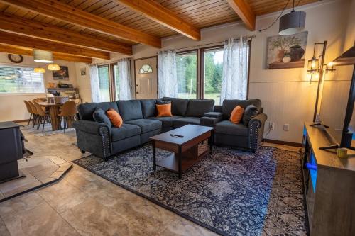Χώρος καθιστικού στο Mt Rainier!Best place to stay with family and friends! Sleeps10!4B 2B Home! Hottub!PondView!Paradise!