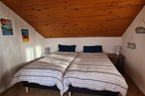 Ce lit se trouve dans une chambre dotée d'un plafond en bois. dans l'établissement La Casa d'Annick, à Moliets-et-Maa