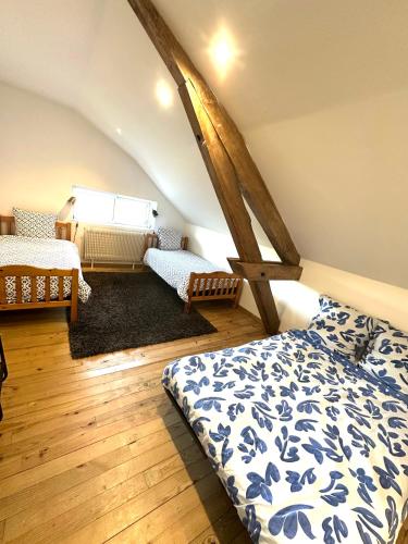 Cette chambre mansardée comprend 2 lits. dans l'établissement Maison vacance en Périgord, à Saint-Astier