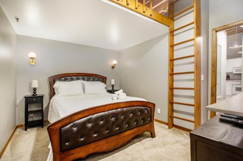 Кровать или кровати в номере Downtown and Waterfront 2BDR Condo in Grand Haven 110